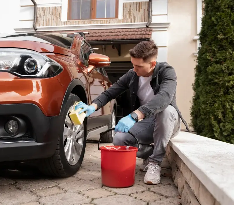 Lavage auto à domicile Saint-Pavace : professionnel intervenant sur un véhicule